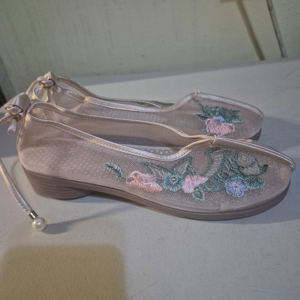 Women's slip on with floral embroidery