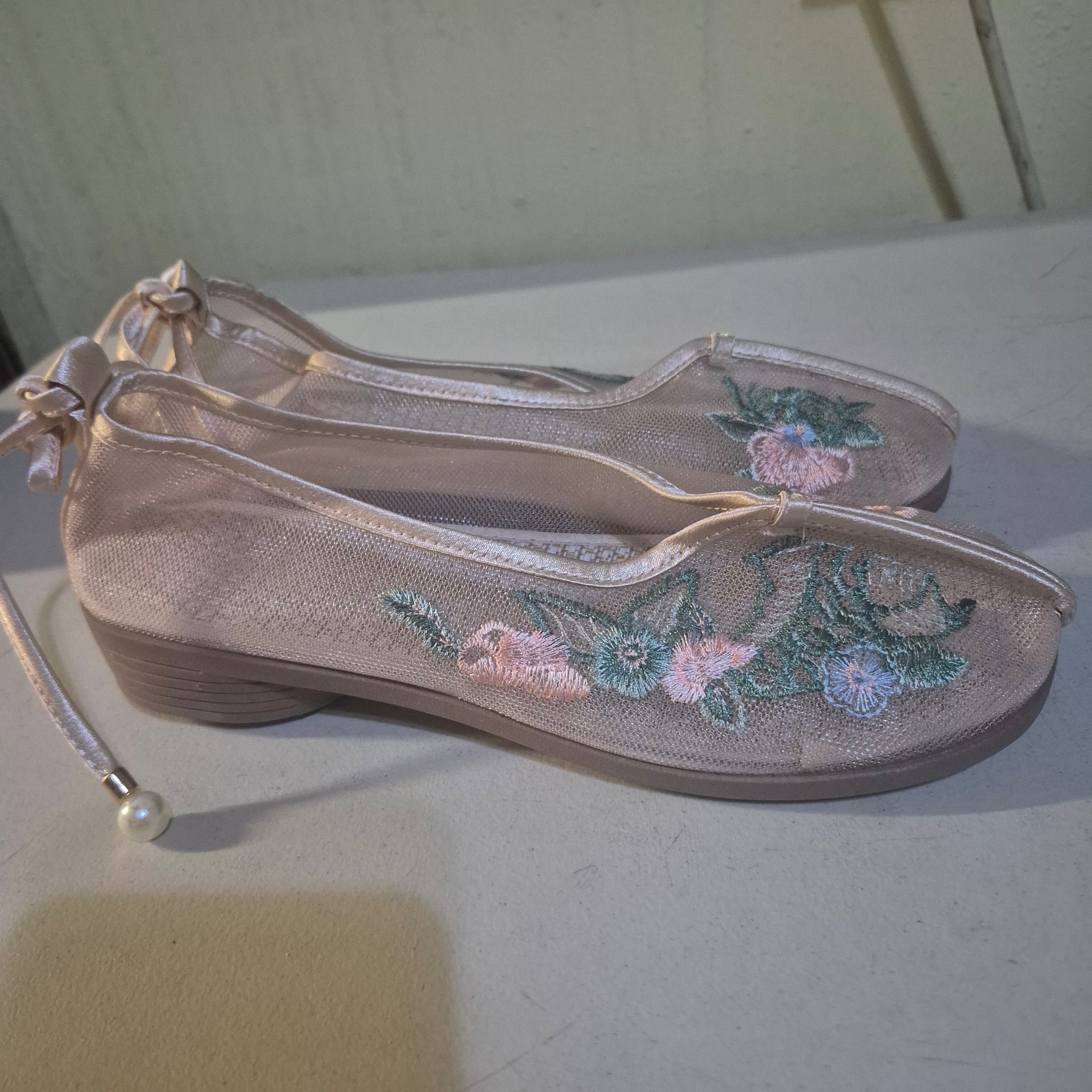 Women's slip on with floral embroidery