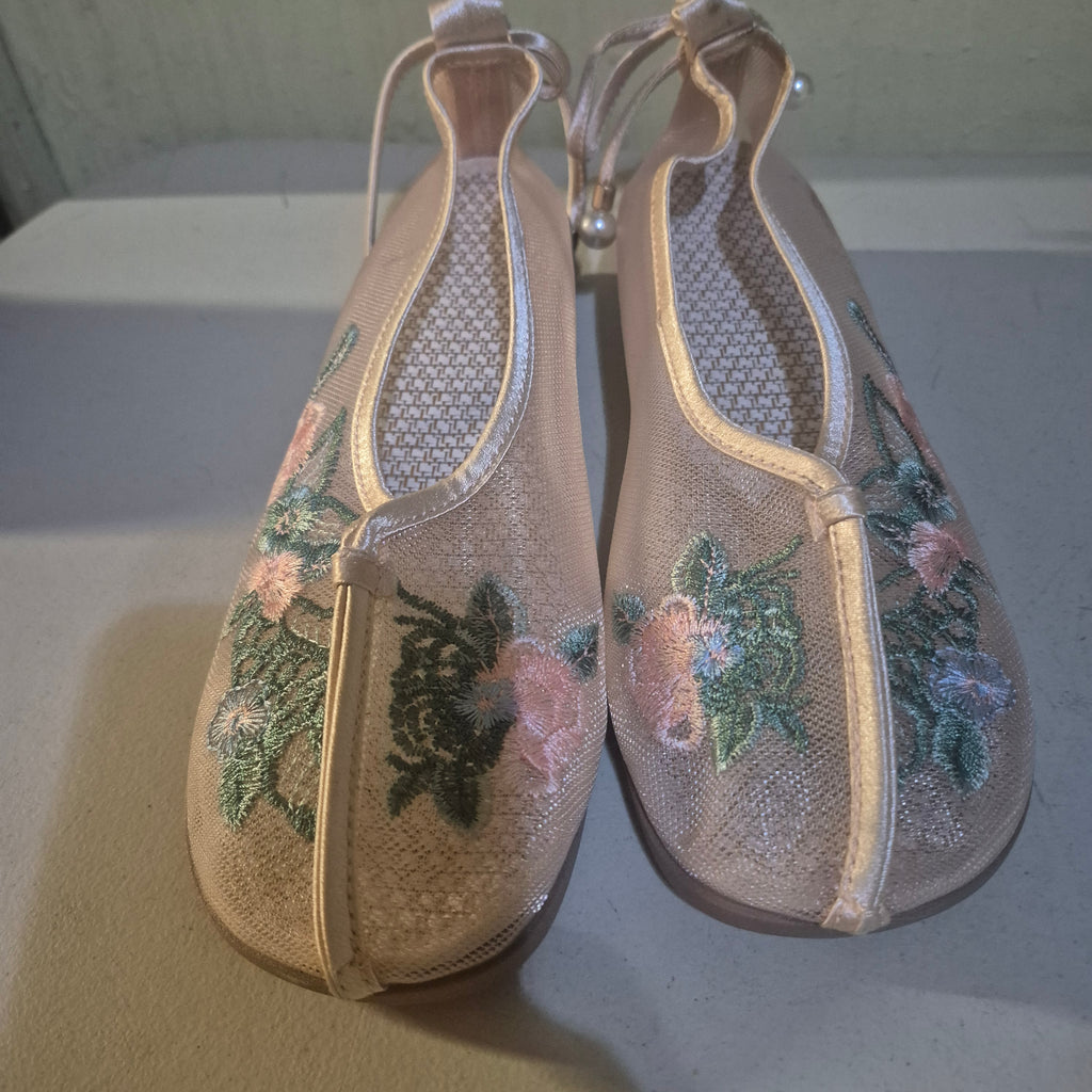 Women's slip on with floral embroidery