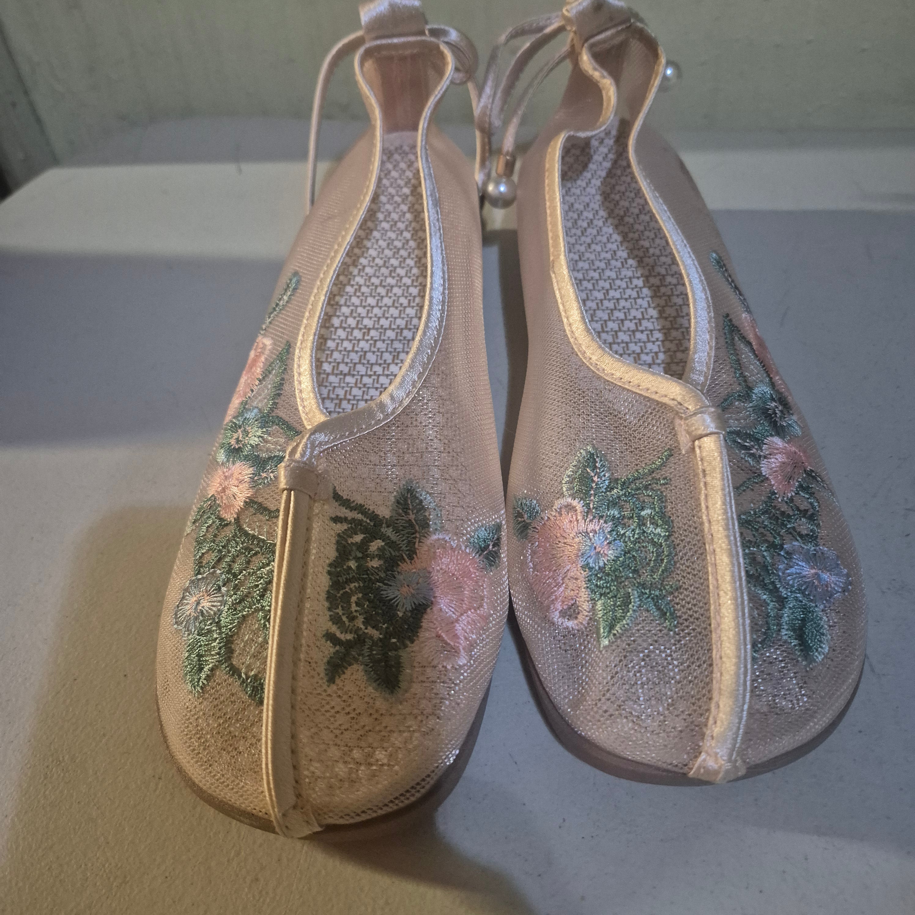 Women's slip on with floral embroidery