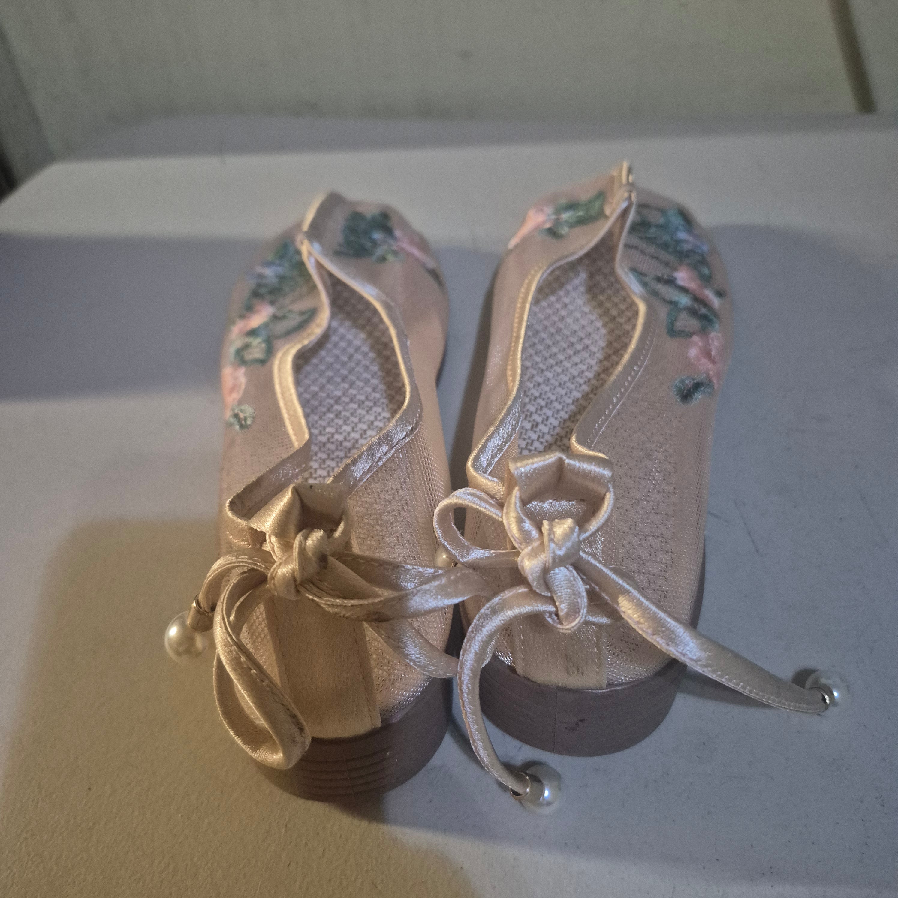 Women's slip on with floral embroidery
